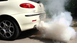 ¿Qué significa el color del humo de los carros?